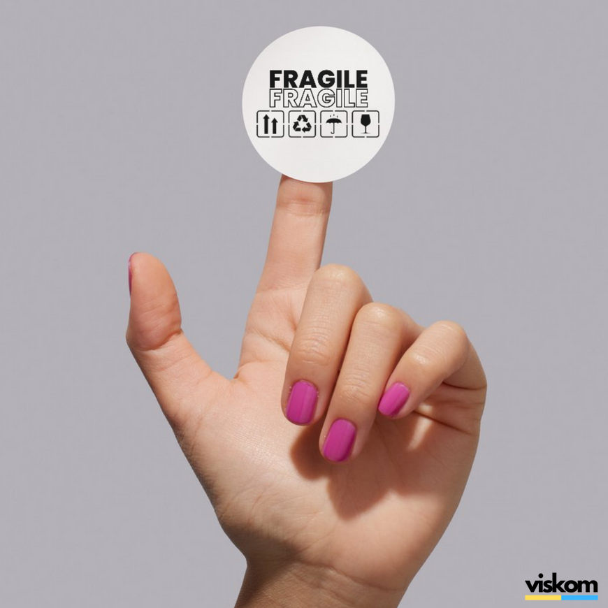 Biała etykieta ⌀50 mm &laquo;Fragile 02&raquo; (250 szt/rolka) samoprzylepna 50whitefragile02 photo