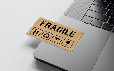 Етикетка крафт "Fragile" 40х25 мм (250 шт/рулон)