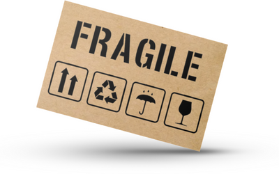 Етикетка крафт "Fragile" 40х25 мм (250 шт/рулон)