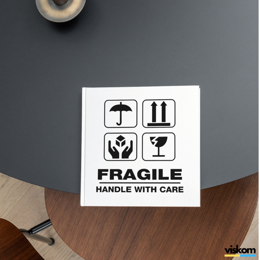 Етикетка біла 100х100 мм &laquo;Fragile 04&raquo; (100 шт/рулон) самоклеюча 100100whiteFragile04 фото