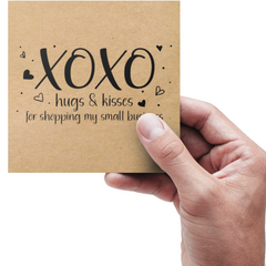 Етикетка крафт 100x100 мм "XOXO Hugs And Kisses" (100 шт/рулон) з друком, самоклеюча Viskom